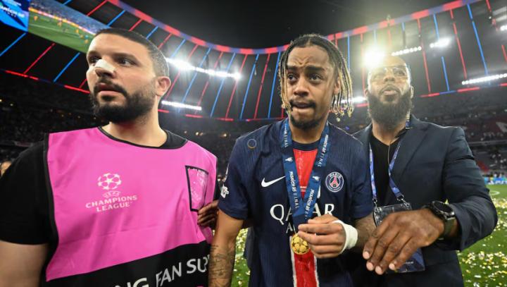  巴黎锋线新星巴尔科拉伤退：欧冠卫冕梦，阴影渐浓。 体育新闻