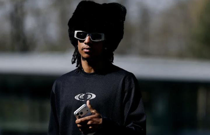  训练场上的独特风采；奥利塞佩戴米老鼠风格毛绒帽亮相法国队备战。 体育新闻