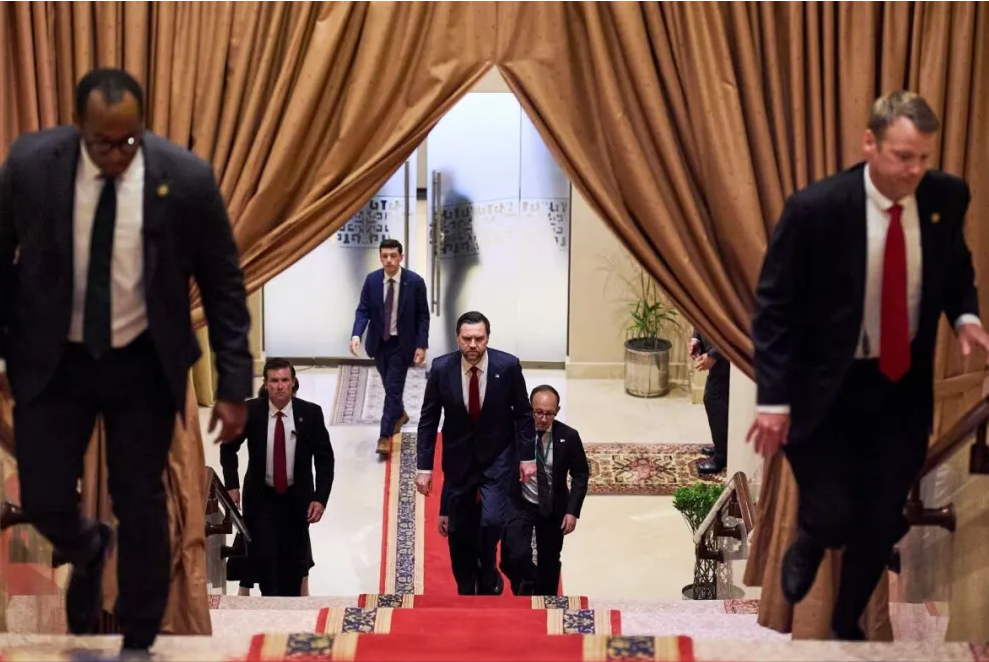  【深度解析】霍尔木兹困局：军事封锁策略的历史重演与现实博弈 新闻